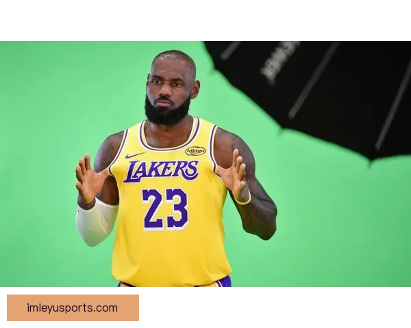 詹姆斯愿降薪留队助湖人解决里夫斯续约 三巨头迎新蜕变